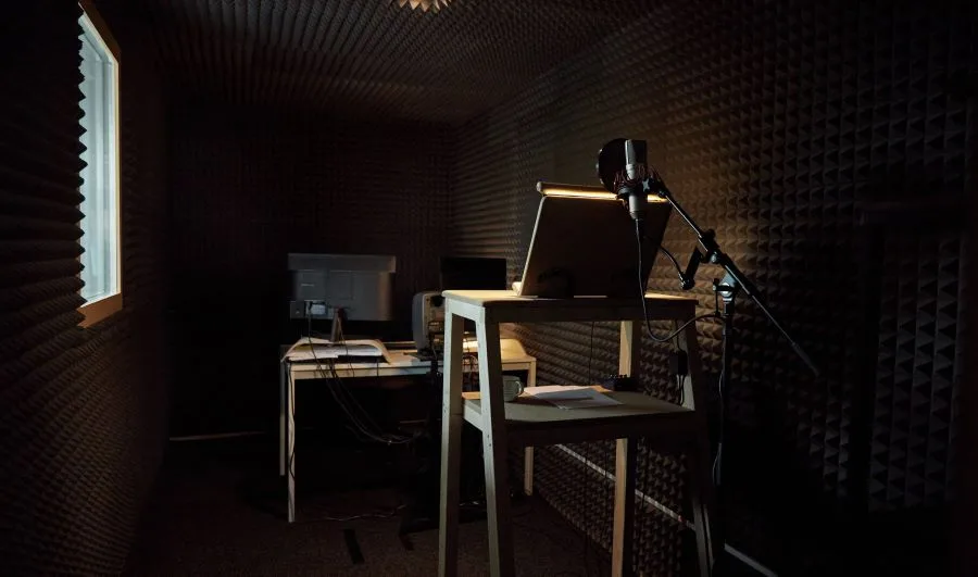 Interior de la sala de grabación en el estudio de doblaje de La Veu de Ferro